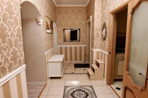 pasillo de una casa con lavabo y espejo en Апартаменты возле Вокзала, Центр en Dnipró