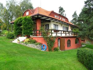 Villa Blanka في Horní Podkozí: منزل أمامه ساحة خضراء
