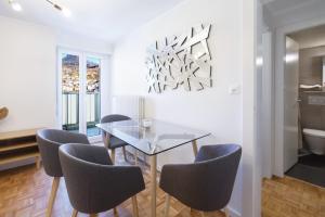 une salle à manger avec une table et des chaises en verre dans l'établissement Elegant Apartment with Stunning Lake View, à Montreux