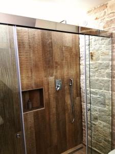 eine Dusche mit Glastür im Bad in der Unterkunft Oltre le mura b&b in Bitonto