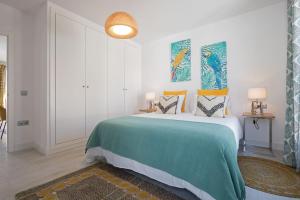 een slaapkamer met een bed met een groene en oranje deken bij Cathedral Private Pool Penthouse in Sevilla