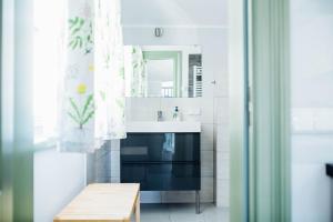 W łazience znajduje się umywalka i lustro. w obiekcie Villa Sopocka w mieście Sopot