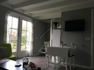 sala de estar con nevera y mesa en 't Laaisterplakky, en Oude Bildtzijl