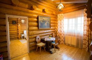 Orlat的住宿－Conacul Maria Theresa，小木屋内带桌子的用餐室