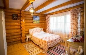 Orlat的住宿－Conacul Maria Theresa，卧室配有一张床铺,位于带木墙的房间内