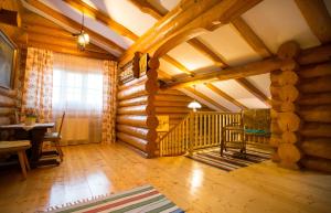 una sala de estar con una escalera en una cabaña de madera en Conacul Maria Theresa en Orlat