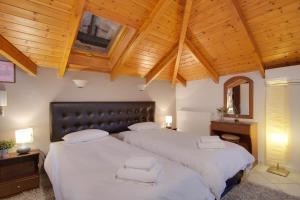 Tsironis Guesthouse tesisinde bir odada yatak veya yataklar