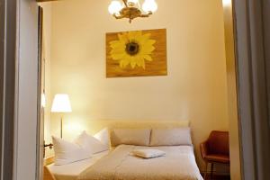 een slaapkamer met een bed met een gele bloem aan de muur bij Ferienwohnung Im Damm in Quedlinburg