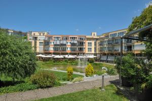 Um jardim no exterior de Dorint Parkhotel Bad Zurzach