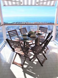 un tavolo e sedie su un balcone con vista di Quarto di Luna a Genova