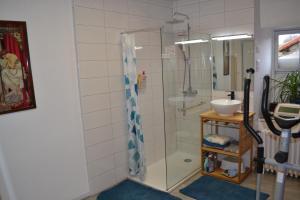 Vonios kambarys apgyvendinimo įstaigoje studio indépendant dans maison à la campagne
