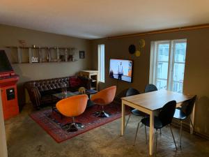 sala de estar con mesa, sillas y sofá en Downtown Guesthouse Reykjavik en Reikiavik