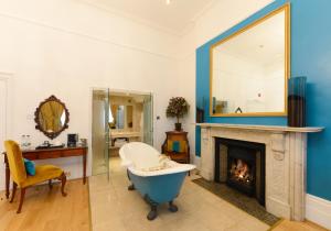 baño con bañera y chimenea en Twenty Nevern Square Hotel, en Londres