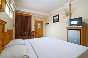 Hotel SAS Syariah的电视和/或娱乐中心