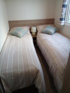 twee bedden naast elkaar in een kamer bij Premium Accomodation with Hot Tub, Tattershall Lakes Country Park in Tattershall