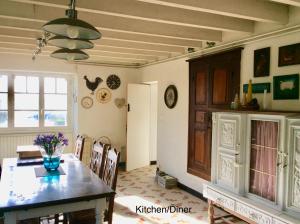 een keuken met een tafel en een eetkamer bij Les Outres in Chabrac