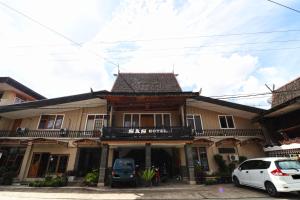 um edifício com um carro estacionado em frente em Hotel SAS Syariah em Banjarmasin