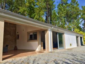 eine Erweiterung zu einem Haus mit einer Terrasse in der Unterkunft Quinta do Pêso in Amarante