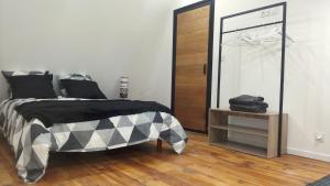 Un pat sau paturi într-o cameră la " Les Lofts de Mérigonde "