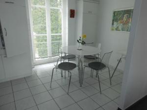 ツィノヴィッツにあるAppartement Residenz Bellevue Usedom Whg 26のダイニングルーム(白いテーブル、椅子付)