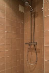 een douche met een douchekop in de badkamer bij Brasserie de Brouwerij in Vleuten