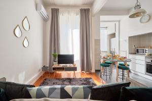 uma sala de estar com um sofá e uma mesa em Casa Portuguesa Chiado 25 em Lisboa