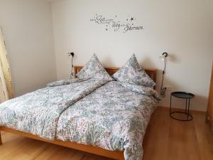מיטה או מיטות בחדר ב-Ferienwohnungen Vörstetten