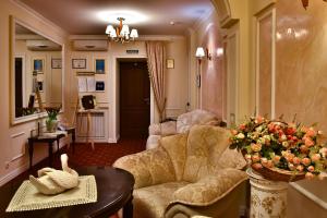 a living room with a couch and a table at 7 Sky Hotel Klinicheskaya Street (2d entrance) in Kyiv