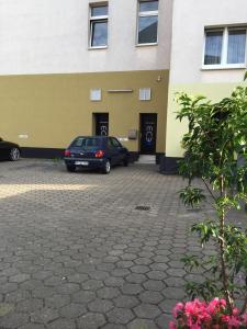 a car parked in a parking lot in front of a building at Moderne Studio Apartments und 120qm Wohnungen in Oberhausen, ideal für Geschäftsreisende und Monteure in Oberhausen