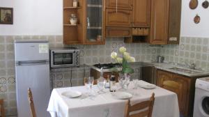 サン·ヴィンチェンツォにあるI 100 metri dal mareのキッチン(ワイングラス付きのテーブル付)