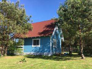 una casa blu con tetto rosso di Domek nad jeziorem Kątno Mazury a Kątno