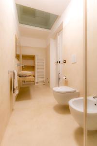 y baño con aseo y lavamanos. en Villa Giulio B&B DImora Storica en Santa Caterina di Nardò