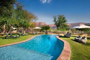 una piscina con vistas a las montañas en Marataba Safari Lodge, en Hartbeestfontein