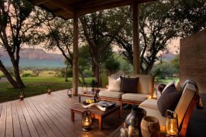 un patio con 2 sofás y una mesa con velas en Marataba Safari Lodge, en Hartbeestfontein