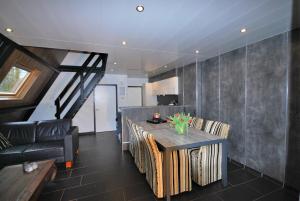 Posezení v ubytování Bungalows Bospark te Stramproy + 34 fotografií
