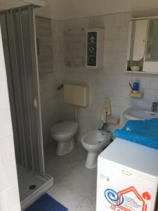 La petite salle de bains est pourvue de toilettes et d'un lavabo. dans l'établissement casa vicino mare ( sea rocks cottage), à Marina di Mancaversa