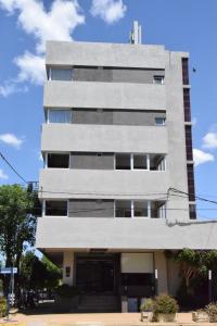 um edifício branco alto com muitas janelas em Palace Hotel em Nueve de Julio