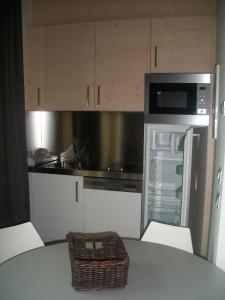 Bungalows Chalets Lago di Molveno的厨房或小厨房