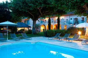 Bazén v ubytování Logis Auberge Saint Simond nebo v jeho okolí
