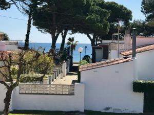 ein weißes Haus mit Meerblick in der Unterkunft Residencia Beach in Cambrils