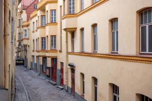 Une ruelle dans une vieille ville avec des bâtiments dans l'établissement Dream Stay - Historic Old Town Apartment from 1364, à Tallinn