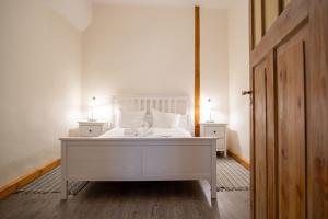 Postel nebo postele na pokoji v ubytování Dream Stay - Historic Old Town Apartment from 1364