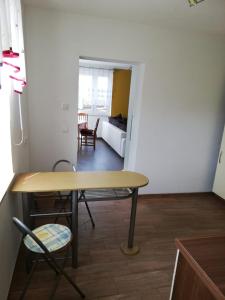 a room with a table and chairs and a bedroom at Ferienwohnung, Monteurwohnung in Hauswalde