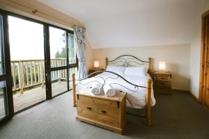 Voodi või voodid majutusasutuse Aherlow House Hotel & Lodges toas