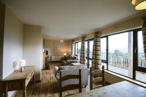 Voodi või voodid majutusasutuse Aherlow House Hotel & Lodges toas