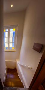 eine Treppe in einem Zimmer mit Fenster und einem Buch in der Unterkunft Casa Azzopardi Guesthouse in Rabat