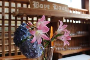 Eine Vase mit Blumen und einer Hummel darauf in der Unterkunft Boye House in Futrono