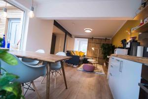 a kitchen and living room with a table and chairs at kleineHauszeit das Ferienhaus am Grimnitzsee in Joachimsthal +10 photos