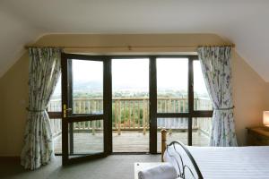 Voodi või voodid majutusasutuse Aherlow House Hotel & Lodges toas