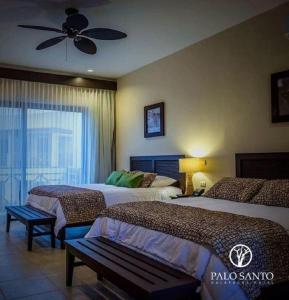 Uma cama ou camas num quarto em Palo Santo Galápagos Hotel